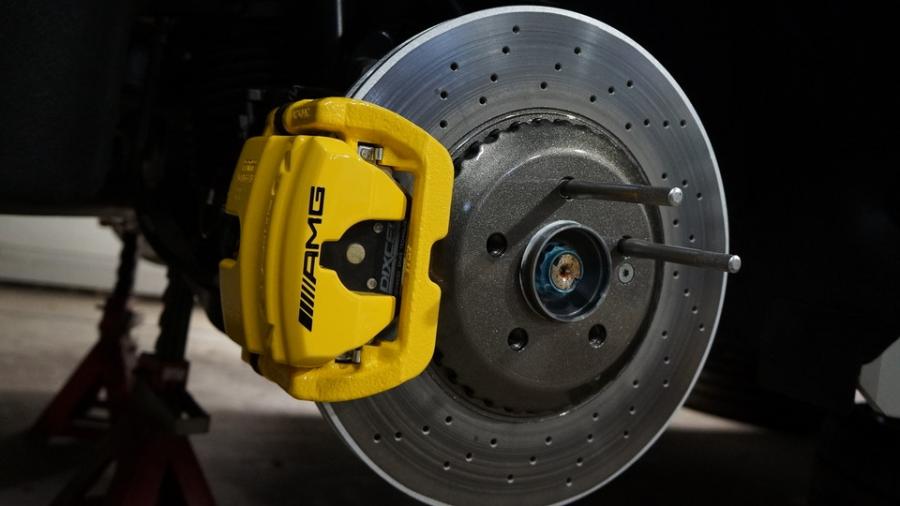 キャリパー塗装施工事例：ベンツCLS53AMG　キャリパー塗装＆ローター塗装COLOR:#002 giallo modena、#004 Blast light gray metalic IMG9_2300_QH43LJ_sub2.jpg