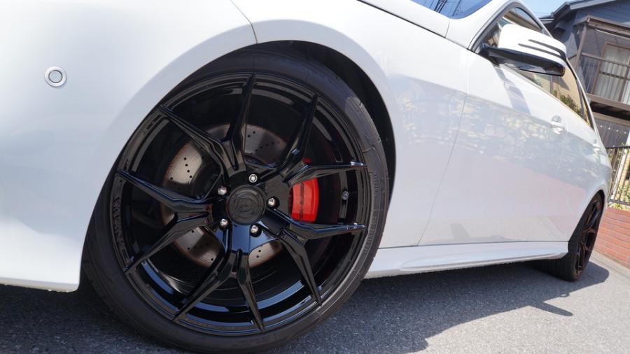 キャリパー塗装施工事例：メルセデスベンツEクラス　キャリパー塗装COLOR:#001 Italian losso solid IMG9_2305_AALkAI_sub1.jpg