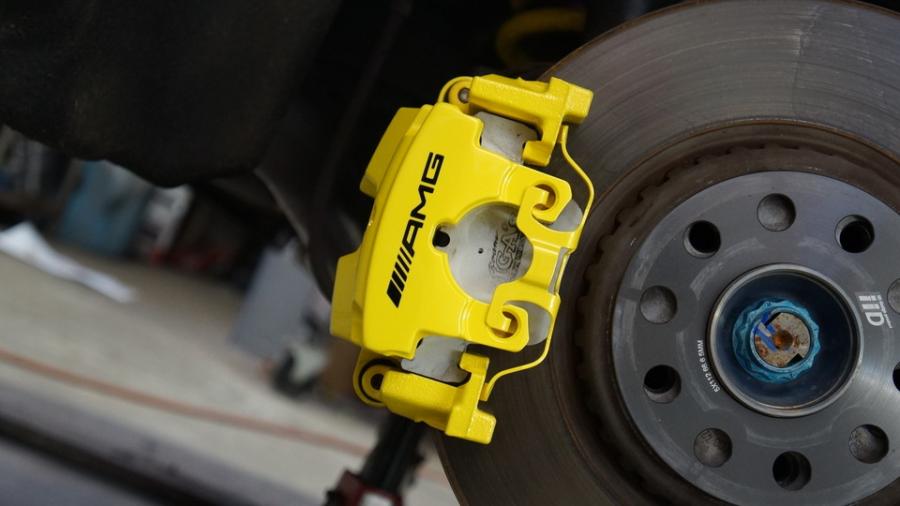 キャリパー塗装施工事例：ベンツC43AMG　キャリパー塗装COLOR:#002 giallo modena IMG9_2316_iXKC3N_sub2.jpg