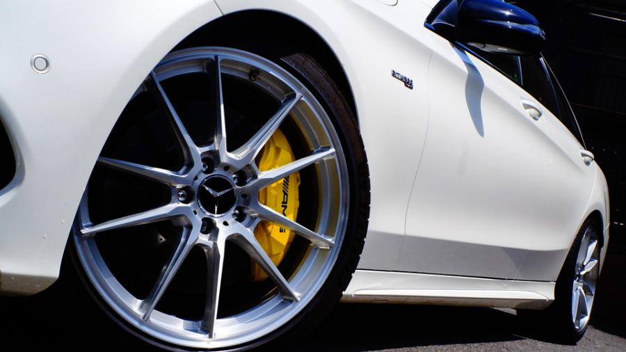 キャリパー塗装施工事例：ベンツC43AMG　キャリパー塗装COLOR:#002 giallo modena IMG9_2316_iXKC3N_sub3.jpg