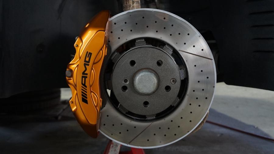 キャリパー塗装施工事例：ベンツCLS36AMGｼｭｰﾃｨﾝｸﾞﾌﾞﾚｰｸ　キャリパー塗装COLOR:#030 Royal art pearl orange gold　ローター塗装COLOR:#004 Blast light gray metalic IMG9_2330_QHQmv9_sub1.jpg