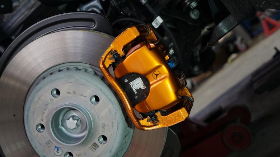 キャリパー塗装施工事例：ベンツEクラスオールロード　キャリパー塗装COLOR:#030 Royal art pearl orange gold　D-DASHブレーキパット装着 IMG9_2343_wBCIG9_sub2.jpg