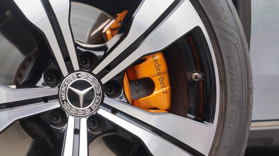 キャリパー塗装施工事例：ベンツEクラスオールロード　キャリパー塗装COLOR:#030 Royal art pearl orange gold　D-DASHブレーキパット装着 IMG9_2343_wBCIG9_sub4.jpg