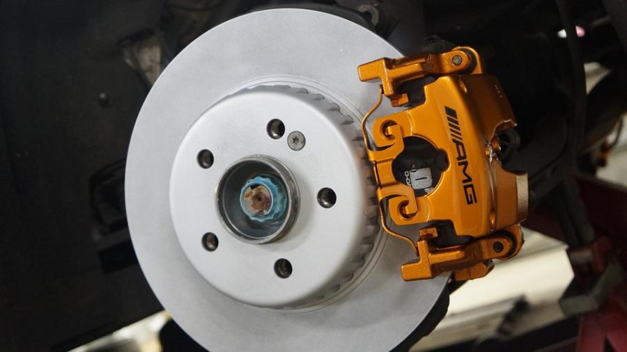 キャリパー塗装施工事例：ベンツCクラス　キャリパー塗装COLOR:#030 Royal art pearl orange gold　D-DASH低ダストブレーキパット装着 IMG9_2348_tqNYJf_sub2.jpg