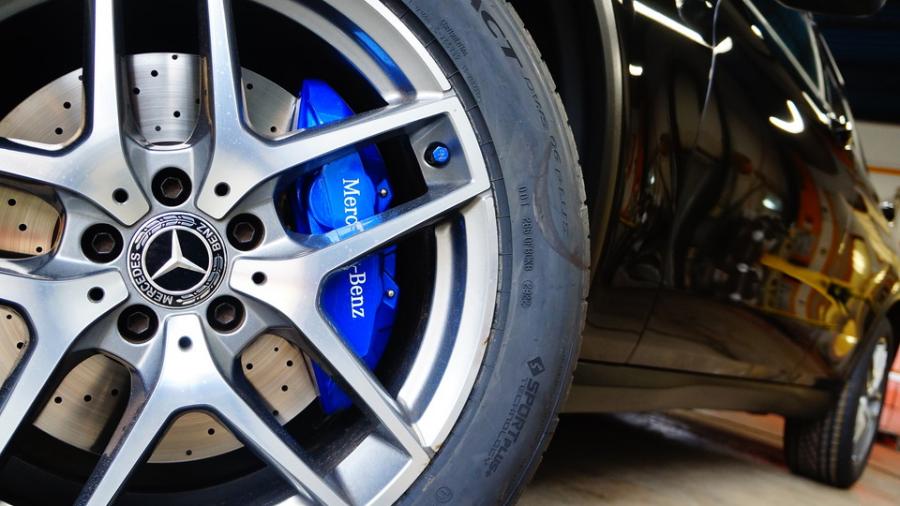 キャリパー塗装施工事例：ベンツGLC250　キャリパー塗装COLOR:#1115 Deep marine blue　ディクセルMタイプパット装着 IMG9_2376_3VVGOA_sub6.jpg