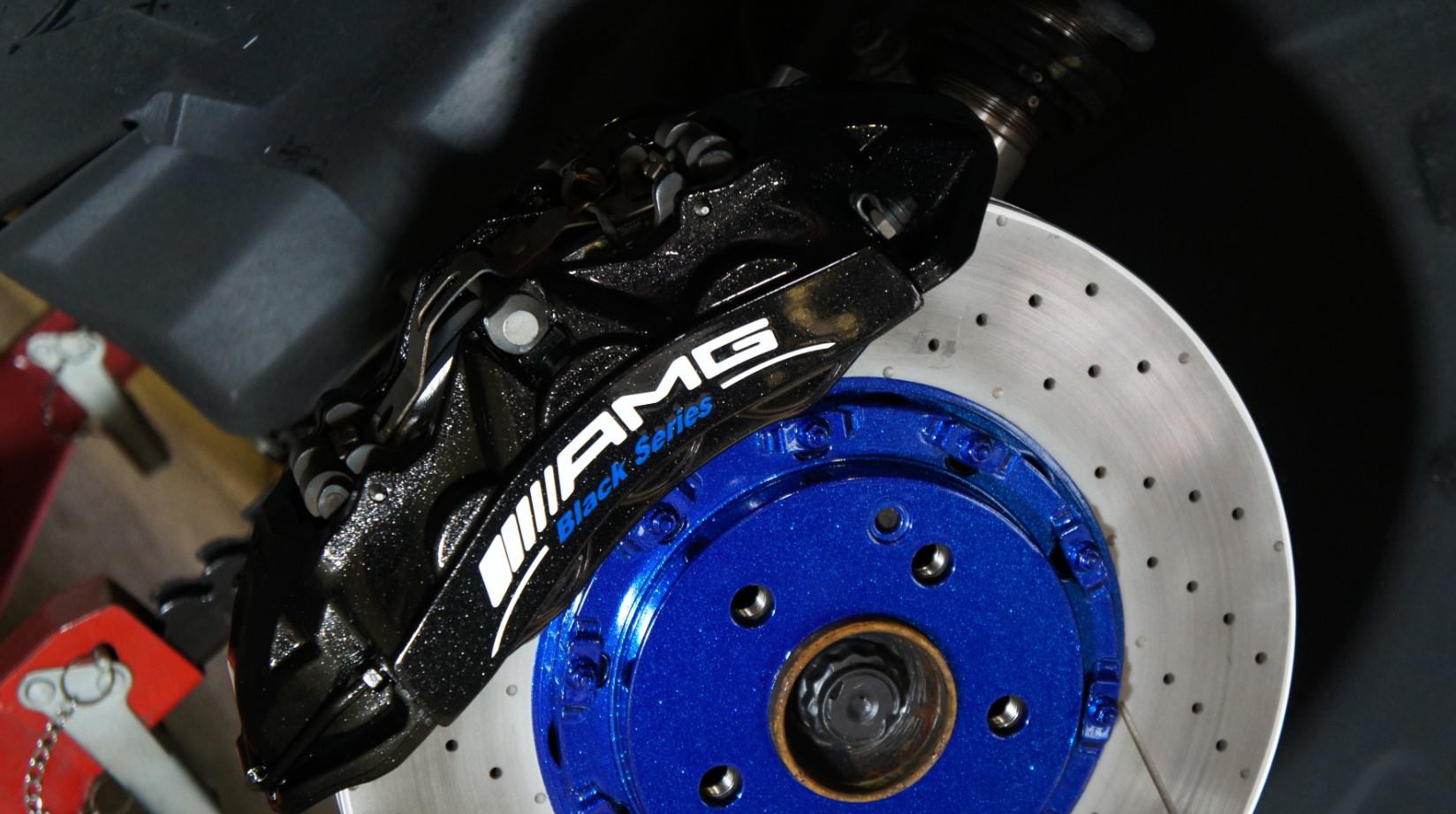 キャリパー塗装施工事例：Benz CLK63AMG Black Seriesキャリパー塗装＆ローター塗装＆LOGO★キャリパーCOLOR:hyper metallic black#009、ローターCOLOR:deep marine flake blue#067 IMG9_814_djBoNb_sub1.jpg