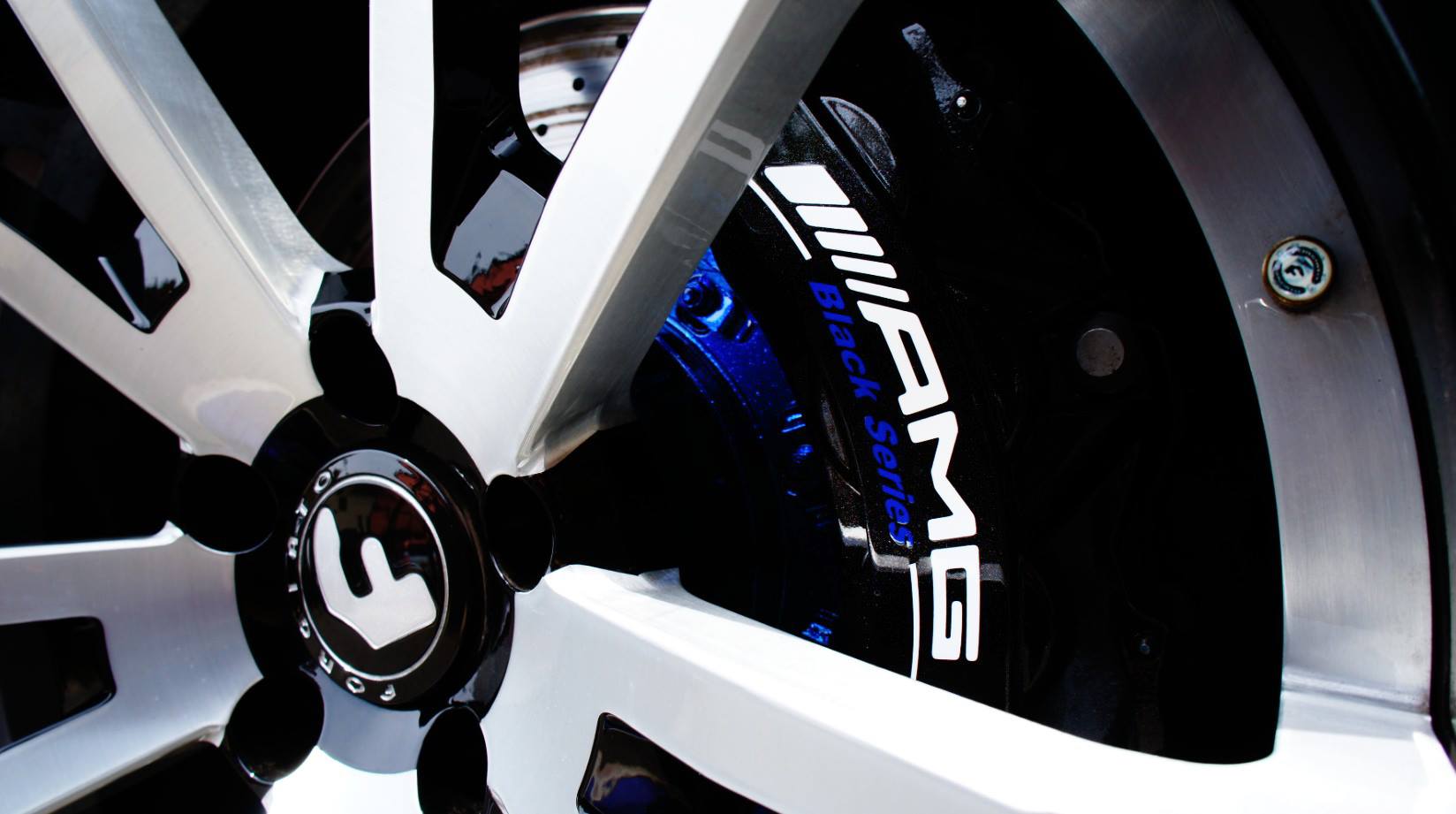 キャリパー塗装施工事例：Benz CLK63AMG Black Seriesキャリパー塗装＆ローター塗装＆LOGO★キャリパーCOLOR:hyper metallic black#009、ローターCOLOR:deep marine flake blue#067 IMG9_814_djBoNb_sub7.jpg