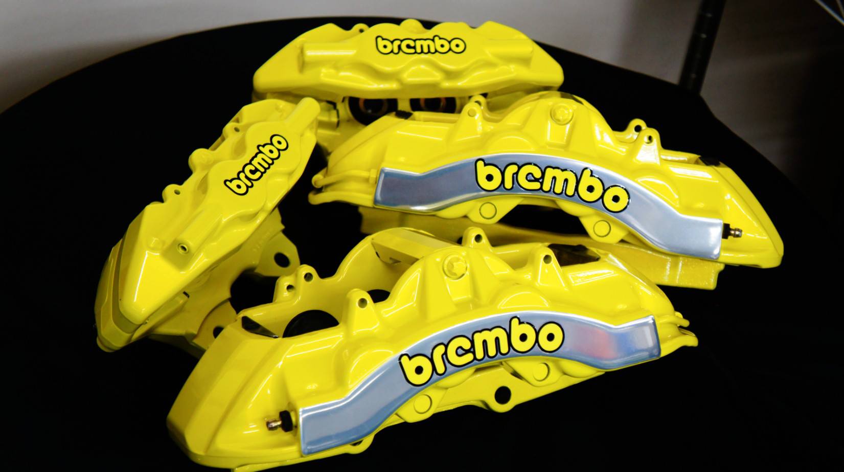 Mercedes-Benz W211後期ワゴンAMG55用Fr8POT＆Rr4POTにブレーキをチェンジ＆ペイント♪キャリパーCOLOR：hawaiian passion yellow#020＆HighPolish加工、ローターCOLOR：tokyo midnight gold#003