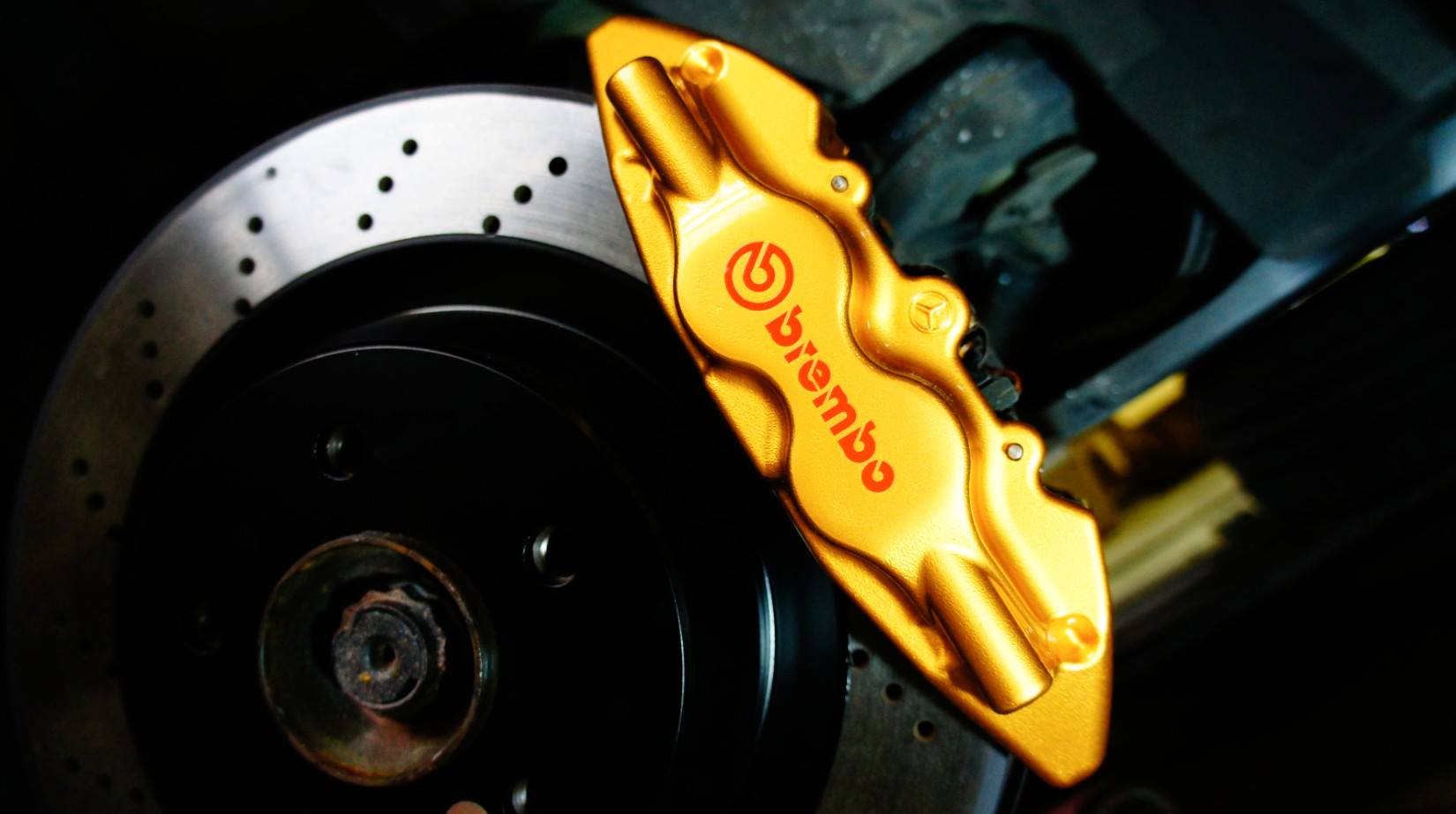 キャリパー塗装施工事例：Benz E55AMGキャリパー塗装＆ローター塗装＆LOGO★キャリパーCOLOR:tokyo midnight gold#003、ローターCOLOR:matte black IMG9_816_INQTR1_sub1.jpg