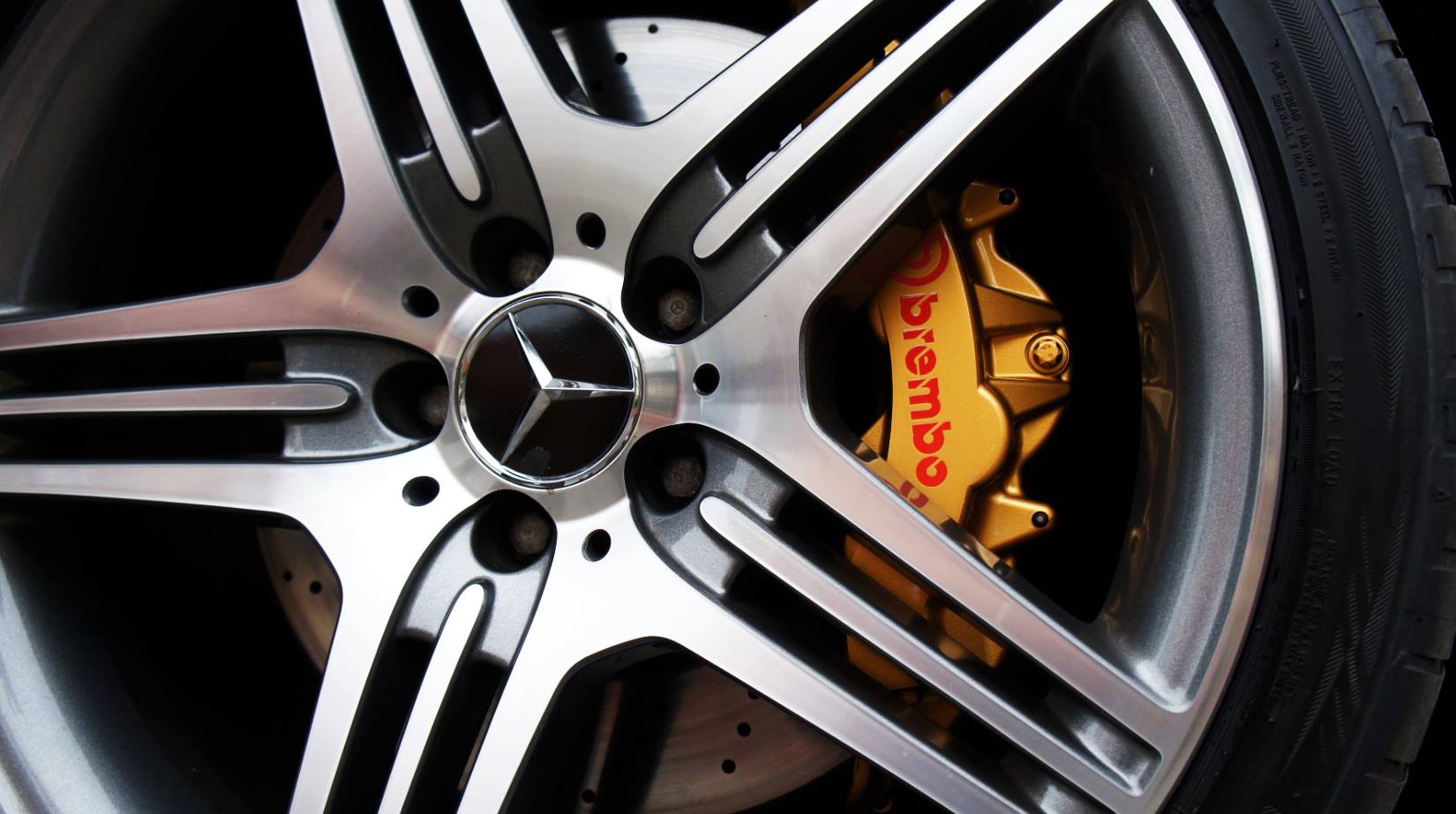 キャリパー塗装施工事例：Benz E55AMGキャリパー塗装＆ローター塗装＆LOGO★キャリパーCOLOR:tokyo midnight gold#003、ローターCOLOR:matte black IMG9_816_INQTR1_sub2.jpg