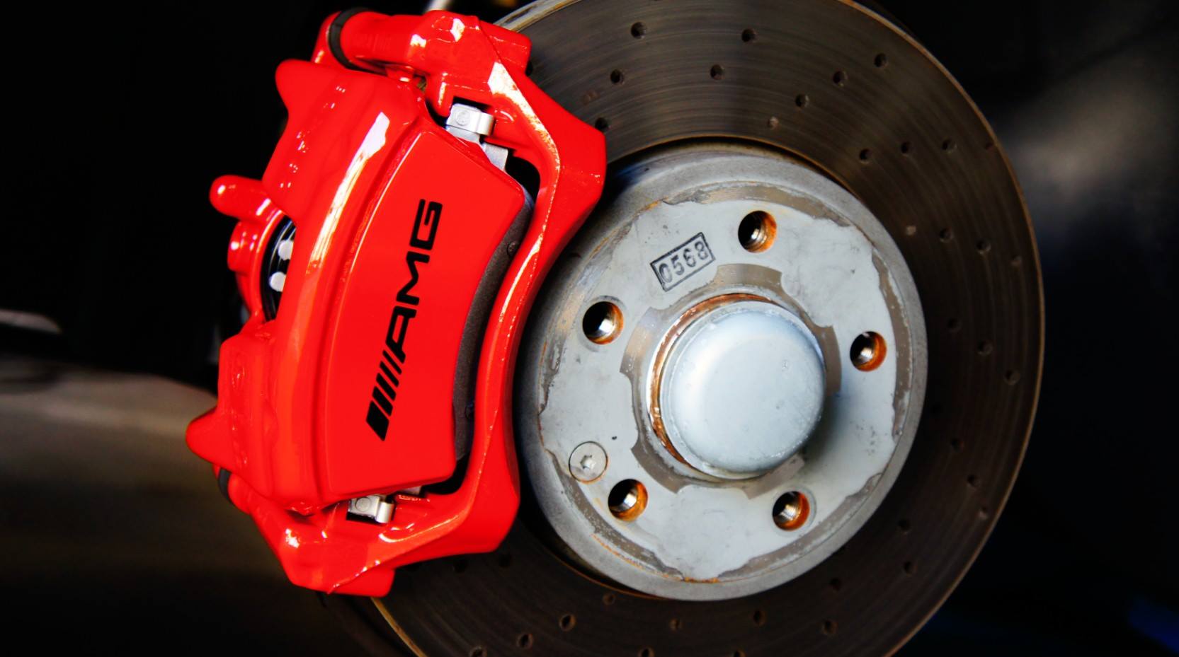 Mercedes-Benz A180 W176キャリパー塗装＆LOGO★COLOR：#001 Italian losso solid CPJオリジナルノンダストブレーキパットに前後交換＆赤ライン前後バンパーラッピング