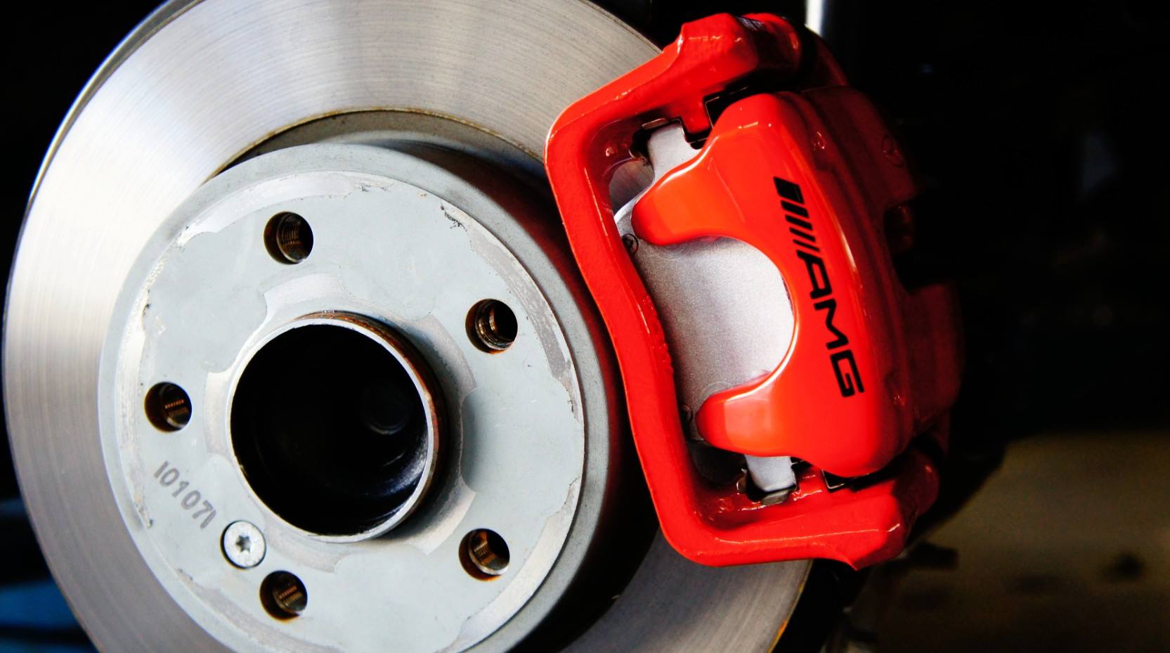 キャリパー塗装施工事例：Mercedes-Benz A180 W176キャリパー塗装＆LOGO★COLOR：#001 Italian losso solid CPJオリジナルノンダストブレーキパットに前後交換＆赤ライン前後バンパーラッピング IMG9_859_j7cyOE_sub1.jpg