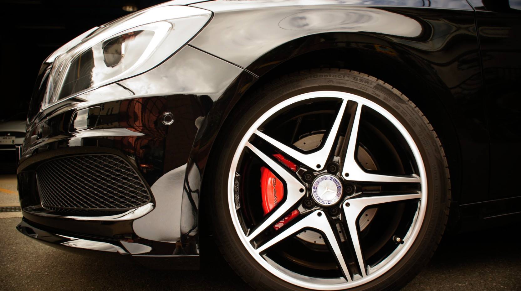 キャリパー塗装施工事例：Mercedes-Benz A180 W176キャリパー塗装＆LOGO★COLOR：#001 Italian losso solid CPJオリジナルノンダストブレーキパットに前後交換＆赤ライン前後バンパーラッピング IMG9_859_j7cyOE_sub4.jpg