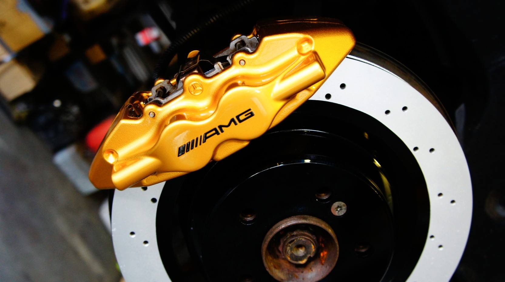 キャリパー塗装施工事例：Mercedes-Benz SL55AMGキャリパー塗装COLOR：#003 tokyo midnight gold ローター塗装COLOR：#005 deep coal black その他：HAJフルカスタム IMG9_870_goSrpI_sub2.jpg