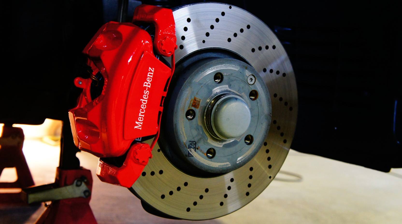 キャリパー塗装施工事例：Mercedes-Benz E-Classキャリパー塗装ＣＯＬＯＲ：#001 Italian losso solid IMG9_879_weBOC1_sub1.jpg