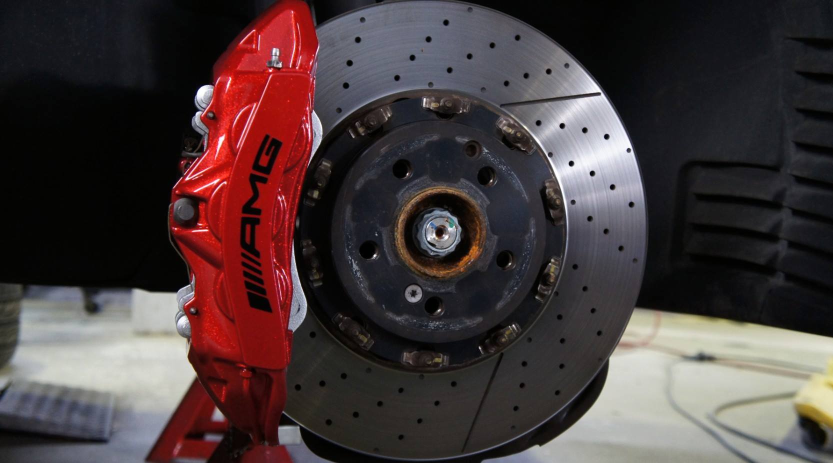 キャリパー塗装施工事例：Mercedes-Benz C63AMGキャリパー塗装COLOR：#011 royal flash candy red D-DASHダストダウンブレーキパット前後装着 IMG9_883_OeEwIq_sub1.jpg