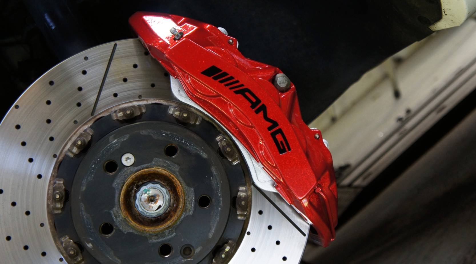 キャリパー塗装施工事例：Mercedes-Benz C63AMGキャリパー塗装COLOR：#011 royal flash candy red D-DASHダストダウンブレーキパット前後装着 IMG9_883_OeEwIq_sub3.jpg