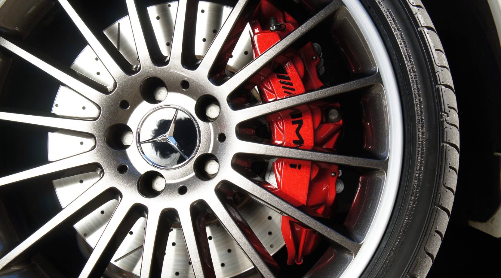 キャリパー塗装施工事例：Mercedes-Benz C63AMGキャリパー塗装COLOR：#011 royal flash candy red D-DASHダストダウンブレーキパット前後装着 IMG9_883_OeEwIq_sub4.jpg