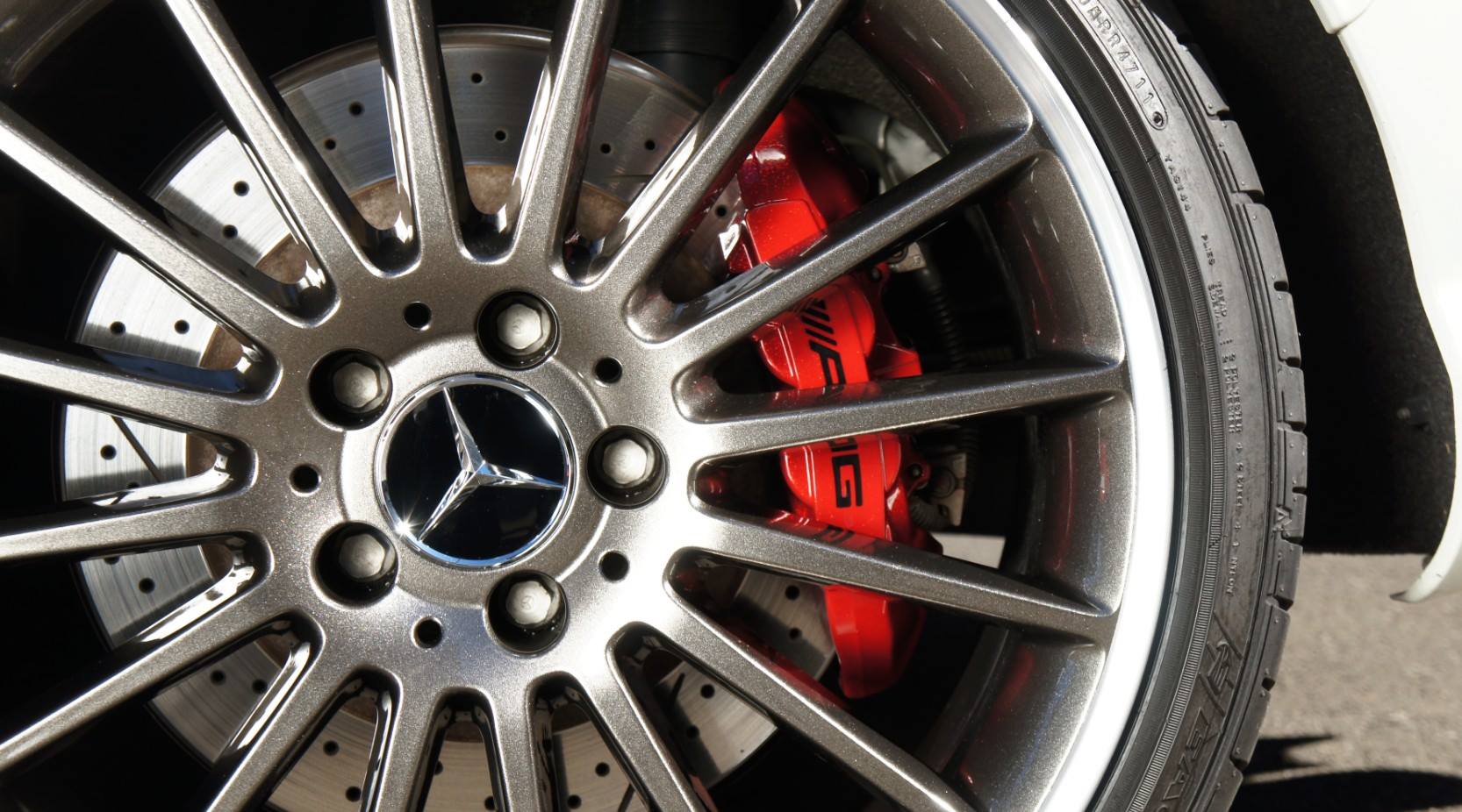 キャリパー塗装施工事例：Mercedes-Benz C63AMGキャリパー塗装COLOR：#011 royal flash candy red D-DASHダストダウンブレーキパット前後装着 IMG9_883_OeEwIq_sub5.jpg