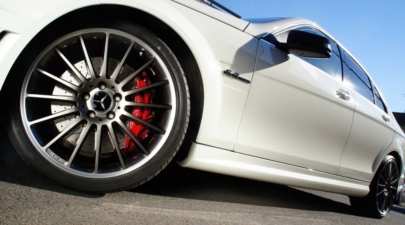 キャリパー塗装施工事例：Mercedes-Benz C63AMGキャリパー塗装COLOR：#011 royal flash candy red D-DASHダストダウンブレーキパット前後装着 IMG9_883_OeEwIq_sub6.jpg