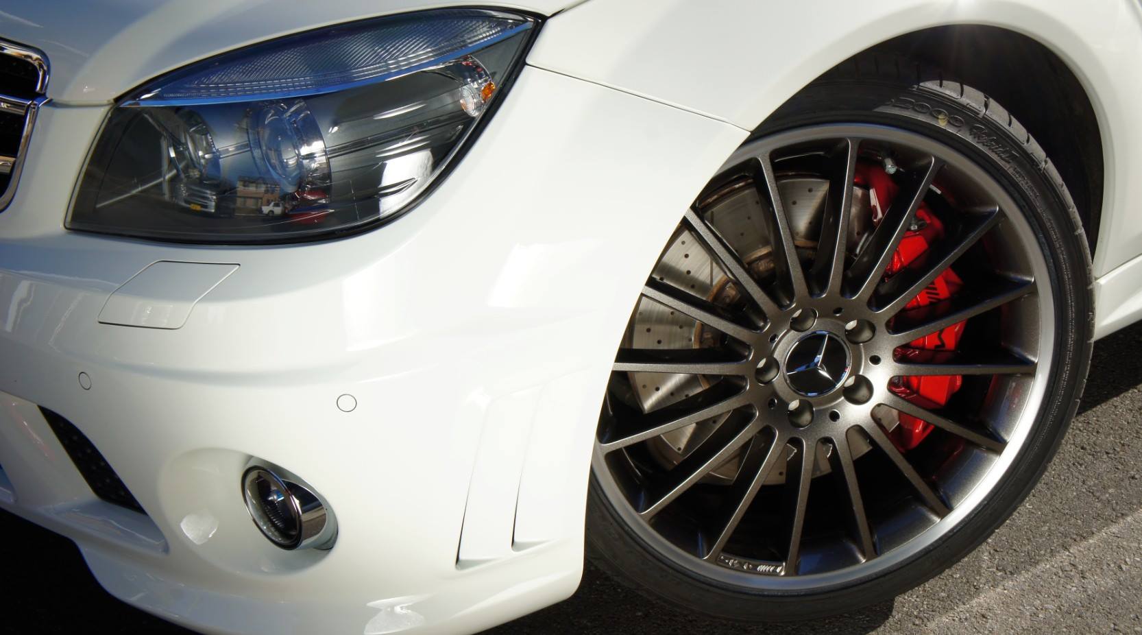 キャリパー塗装施工事例：Mercedes-Benz C63AMGキャリパー塗装COLOR：#011 royal flash candy red D-DASHダストダウンブレーキパット前後装着 IMG9_883_OeEwIq_sub7.jpg