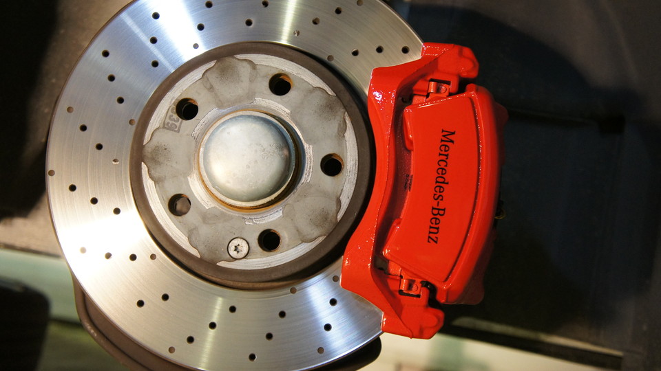 ベンツW176Aクラス純正キャリパー塗装　COLOR:#001 Italian losso solid＆D-DASHブレーキパット装着