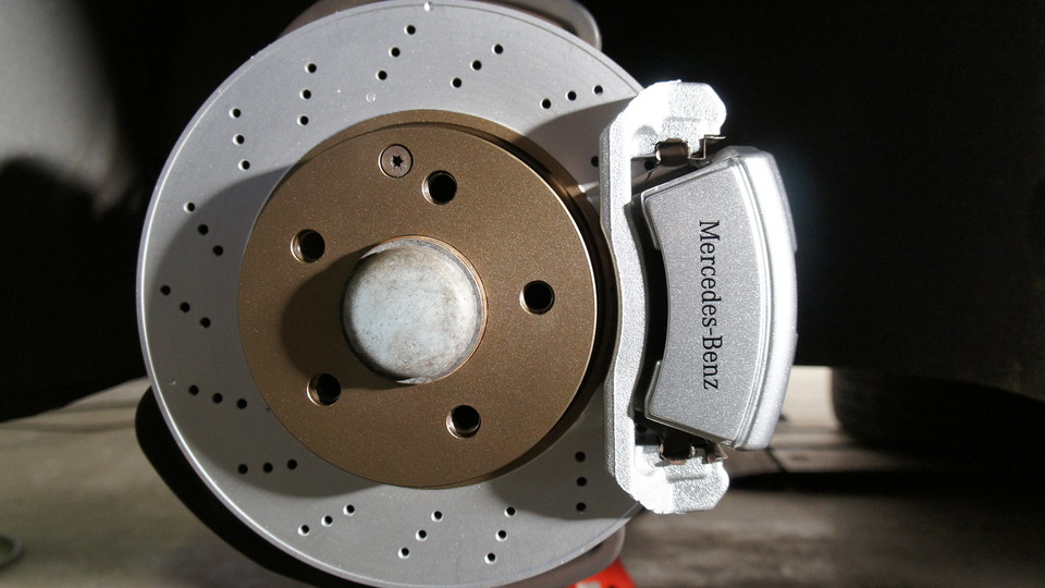 ベンツW204Cクラス純正キャリパー塗装　COLOR:#006 diamond dust silver＆ローター塗装　COLOR:#1107PLATINUM NEW BRONZE PEARL METALLIC