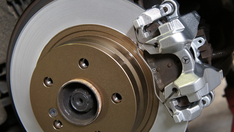 キャリパー塗装施工事例：ベンツW204Cクラス純正キャリパー塗装　COLOR:#006 diamond dust silver＆ローター塗装　COLOR:#1107PLATINUM NEW BRONZE PEARL METALLIC IMG9_941_vMDO0H_sub1.jpg