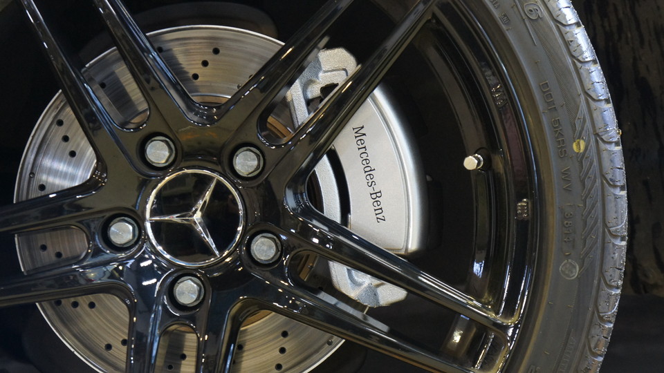 キャリパー塗装施工事例：ベンツW204Cクラス純正キャリパー塗装　COLOR:#006 diamond dust silver＆ローター塗装　COLOR:#1107PLATINUM NEW BRONZE PEARL METALLIC IMG9_941_vMDO0H_sub3.jpg