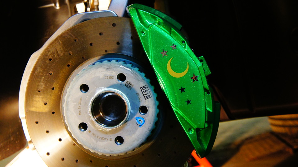 キャリパー塗装施工事例：ベンツＷ205Ｃクラス純正キャリパー塗装　ＣＯＬＯＲ：#1104ETERNITY NATURE FREKE GREEN IMG9_957_fOyRRX_sub1.jpg