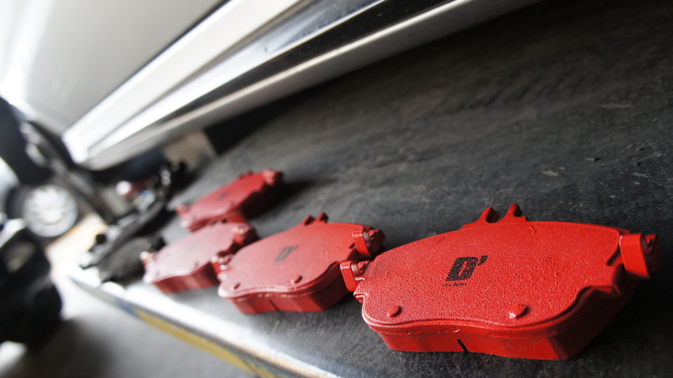 キャリパー塗装施工事例：ベンツW176Aクラス純正キャリパー塗装　COLOR:#001 Italian losso solid＆D-DASHブレーキパット装着＆テールスモーク塗装 IMG9_964_NePf3K_sub1.jpg