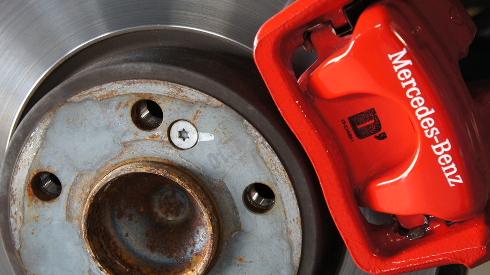 キャリパー塗装施工事例：ベンツW176Aクラス純正キャリパー塗装　COLOR:#001 Italian losso solid＆D-DASHブレーキパット装着＆テールスモーク塗装 IMG9_964_NePf3K_sub2.jpg