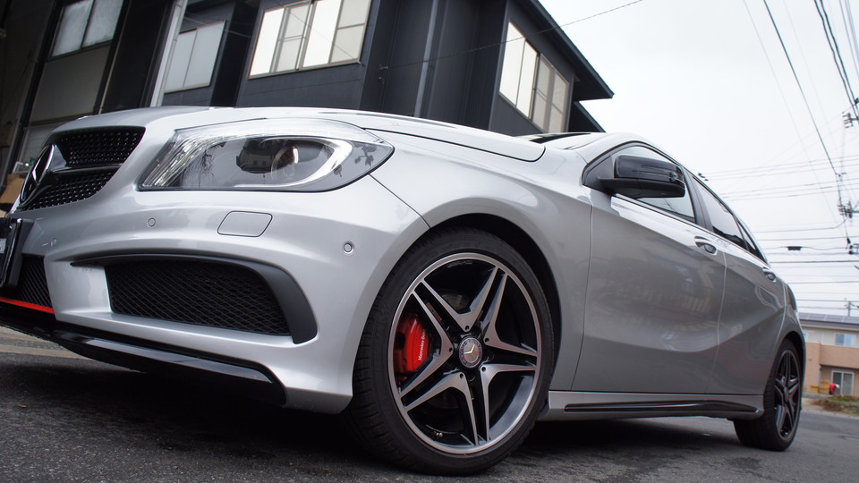 キャリパー塗装施工事例：ベンツW176Aクラス純正キャリパー塗装　COLOR:#001 Italian losso solid＆D-DASHブレーキパット装着＆テールスモーク塗装 IMG9_964_NePf3K_sub4.jpg