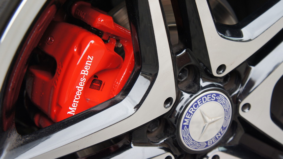 キャリパー塗装施工事例：ベンツW176Aクラス純正キャリパー塗装　COLOR:#001 Italian losso solid＆D-DASHブレーキパット装着＆テールスモーク塗装 IMG9_964_NePf3K_sub7.jpg